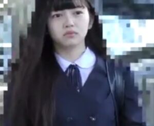 素人JK×電車痴漢｜女子校生を後ろから犯し、その後トイレに連れ込みメス穴に男根をぶち込む鬼畜男