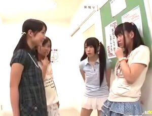 メスガキJS｜アウロリ小学生におちんちん見せてよー！と詰め寄られた教育実習生が・・・｜加賀美シュナ,小西まりえ,篠宮ゆり,有本紗世