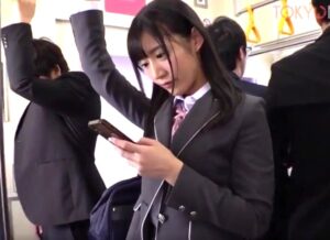 星奈あい｜ひよこ少女×痴漢｜車内でスマホに目を向ける制服JKが、背後の男に鬼畜愛撫され、恥ずかしくて何もできない