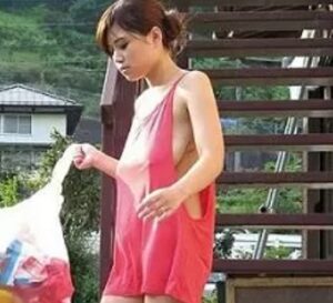 人妻×NTR和姦｜オッパイ丸見えじゃんｗ」警戒心ゼロでゴミ出しする若妻。我慢できず青姦されてしまう