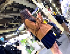 リアル痴漢×電車逆さ盗撮｜ひよこ少女の背後から静かにスカートの中に手を入れて・・・