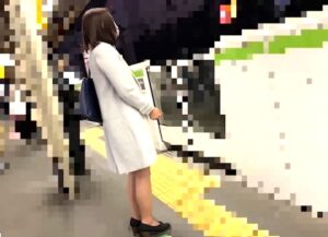 本物痴漢？×逆さ盗撮｜素人OLを満員電車で犯す鬼畜男。スカートの中に手が忍び込みまんこを・・・