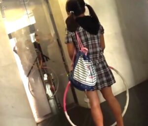 アウロリJS×輪姦｜家に帰る少女を尾行して自宅に侵入、両親が不在でヤリたい放題に強姦する幼女愛好家