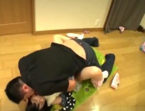 ひよこ小学生×粘着尾行×つけ狙い強姦｜帰宅した玄関でハメ犯されるアウロリJS。両親がいない鍵っ子専門の性犯罪者