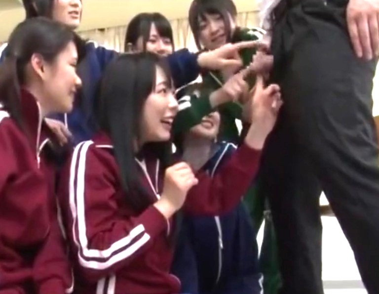 デカチン×ひよこ痴女｜おとなしい男子が女子たちに「おチンポを見せてよ！」とお願いされ・・・