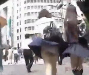 制服JK×パンチラ盗撮｜女子高生のスカートが風に煽られ、パンチラが露わになった