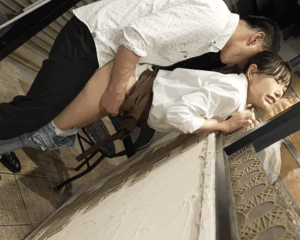 三葉ちはる｜カフェ女子×セクハラ強姦｜クレームしてきたキモ糞男に性ハラスメントをされる少女。犯されて声我慢イキ