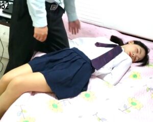 昏睡×足フェチ｜眠っちゃった制服ロリ美女の靴下を脱がしてクンクン。それが目的なんか？