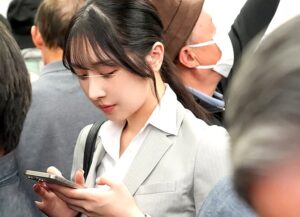 スーツOL×パンスト穴あけ指入れイジイジ痴漢｜ストッキングを破いて蒸れたマンコをこねくり回して愛液ねっとり。ガン反りチンポを押し込んでゆく性犯罪者｜桂木春香 小野坂ゆいか 片寄しゅうか