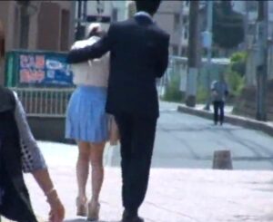 みひな｜ひよこ少女×公衆便所に連れ込み強姦｜体調が悪くなった少女を看病するフリして公衆トイレに連れて行き、ハメ犯す鬼畜男