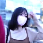 素人娘×電車痴漢×逆さ盗撮｜駅に向かう美女を粘着ストーキングする性犯罪者。車内でまんこを弄り続け、潮吹き声我慢イキする少女
