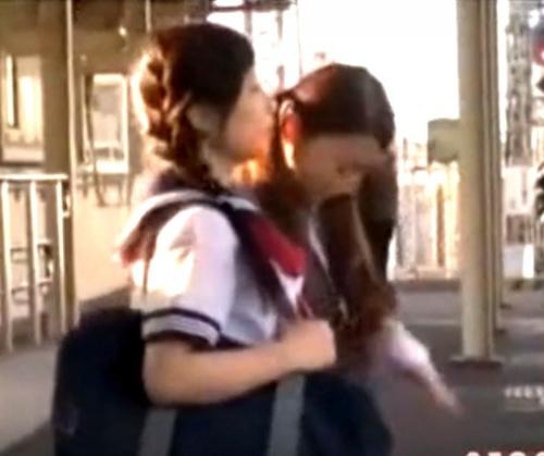 アウロリJC×電車羞恥痴漢｜触られても抵抗できないウブ少女が、ローターで犯され、勃起チンポをぶち込まれ汚される