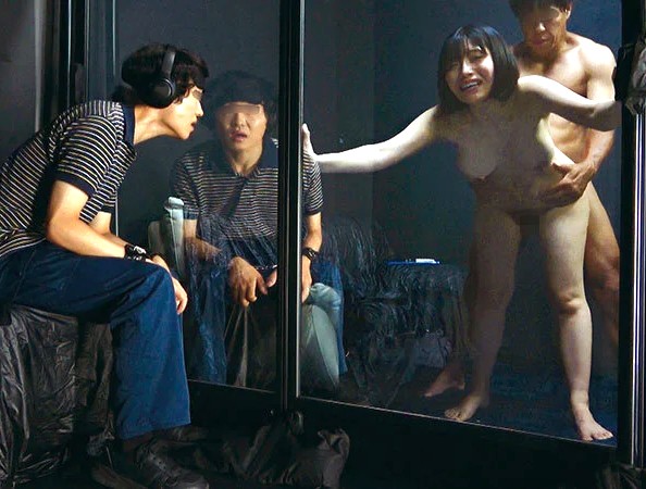 仲良し夫婦×即ズボ罰ゲーム｜賞金100万円クイズに挑戦した夫婦。不正解で奥さまがハメ犯される。旦那さんが見ている前でびゅーびゅー種付けNTR