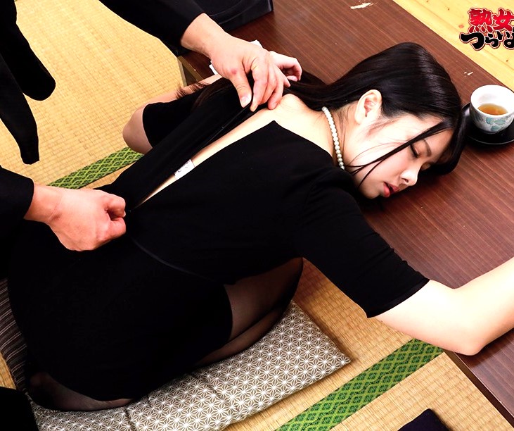 清楚未亡人×睡眠薬NTR強姦｜法事で集まった親戚の美人妻。眠り薬をお茶に混ぜて飲ませ、やりたい放題に睡姦。種付け強姦