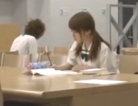 勤勉ひよこ少女×図書館痴漢｜本棚の死角で襲われたウブな制服JK。声も出せずにハメ犯されてしまう