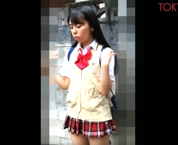制服ひよこ少女×ライブハウス種付け痴漢＆強姦｜うす暗い館内でヤバイ変態男たちに囲まれ、輪姦されるJK。