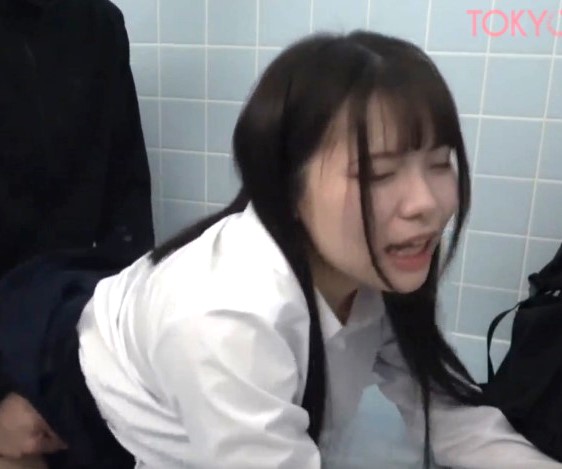 黒髪ロリ少女×トイレ強姦｜駅の多目的トイレに連れ込まれた制服JK。背後からチンポ挿入、ガン突きされて犯されているのにビクビク絶頂